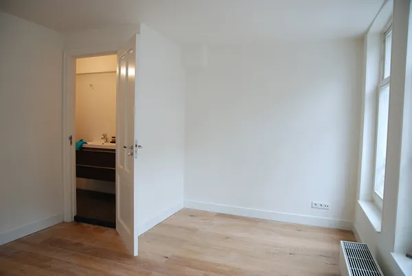 slaapkamer naar badkamer