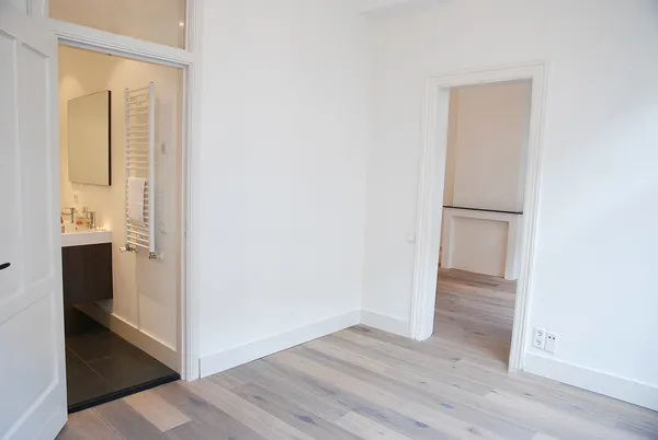 slaapkamer naar badkamer
